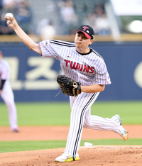 [포토]힘차게 공 뿌리는 LG 이민호