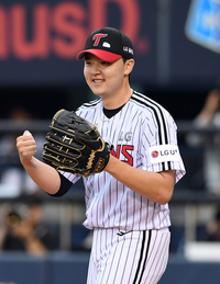 [포토]오스틴의 더블 플레이에 기뻐하는 이민호