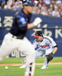 [포토]급하게 번트 타구 잡아내는 LG 이민호