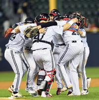 [포토]승리의 세리머니를 하는 LG