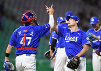 [포토]강민호와 승리의 세리머니를 하는 오승환