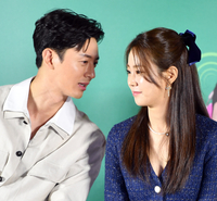 [포토]한승연에 귀엣말, 이지훈