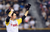 [포토]모자를 벗어 홍창기에게 고마움을 전하는 LG 플럿코