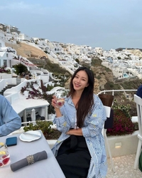 한예슬, 9개월 만에 깜짝 SNS 업로드.. ♥남친과 그리스 산토리니 여행 중?