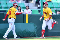 [포토]‘우리사이에....마음만 나누자!’ 김민재 3루주루코치