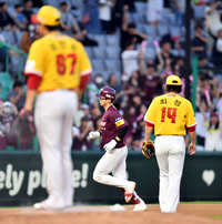 [포토]‘8회초 짜릿한 역전 솔로홈런’ 김혜성