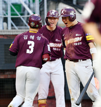 [포토] 역전솔로포 김혜성 축하하는 이원석