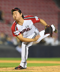 [포토]LG 고우석, 모자가 벗겨질 것 같아..