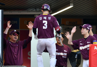 [포토]‘홍원기 감독 만세가 절로’ 역전 솔로홈런‘ 김혜성