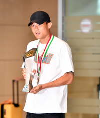 [포토]‘금빛트로피 들고 고향으로’  김민재