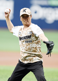 [포토]키움-LG 경기, 현충일 맞아 한국전쟁 전사자 유가족 시구