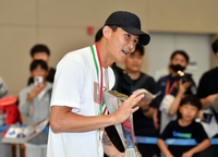 [포토]‘팬들을 향해 손흔들며 답례하는’  김민재