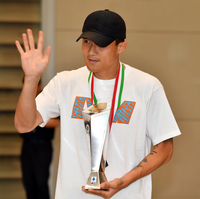 김민재, 세리에A 최고 수비수 트로피+우승 메달과 함께 …공항엔 “KIM KIM”이 울려퍼졌다[현장메모]