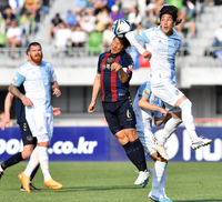 [포토]‘은퇴경기 헤딩시도하는 박주호’