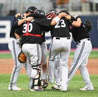 [포토]3연패 탈출한 LG, 승리의 세리머니