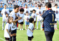 [포토]‘아이들과 은퇴경기나선’ 박주호, 이재준 구단주의 축하