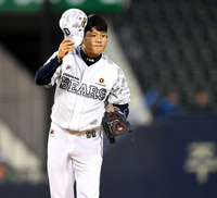 [포토] 정은원 사구에 사과하는 백승우