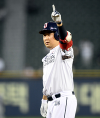 [포토] 7회 만루서 동점 만든 양의지 '시크한 세리머니'