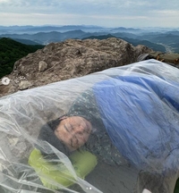 “엄마 저 잘 지내고 있어요” 이승윤, 비닐 덮어쓰고 충격적인 산 정상 비박