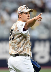 [포토]키움 최원태, 김혜성의 호수비를 향해...