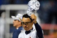 [포토]‘1점차 승리 이승엽감독’ 팬들에 모자 벗어 답례