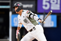 [포토]‘5회말 내야땅볼’ 황재균