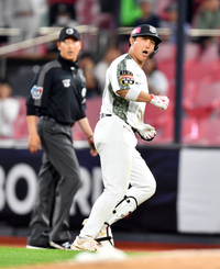 [포토]‘10회말 3루수 키넘기는 안타’ 황재균