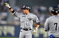 정은원 휴식 준 최원호 감독 “2루 수비? 김혜성과 비교하니 소극적이고 좁아보이는 것”[SS대전in]