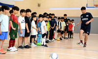 [포토] 축구 꿈나무들에 패스 설명하는 송종국