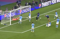 “세계적 수준의 수비” 동료 헤더 막은 공격수 루카쿠, ‘조롱’ 대상 됐다