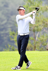 [포토]힘차게 티샷하는 대전 이민성 감독