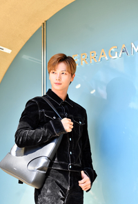 [화보]‘스폰서가 박수칠 포토타임에 임하는 육성재의 자세’