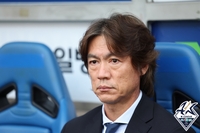 울산 선수 ‘인종차별’ 발언에 고개 숙인 홍명보 감독 “우리도 피해자 될 수 있어, 축구 떠나 없어져야 하는 문제”