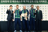 [포토]전북현대 단 페트레스쿠 감독 선임 기자회견, 다 함께 파이팅!