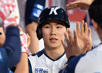 [포토]역전 하이파이브 나누는 키움 김혜성