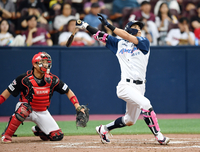 [포토]3루 주자 김혜성 불러 들이는 이정후의 희생플라이