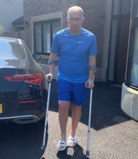 ‘나니가 잘못했네’ 맨유 레전드, 자선경기서 부상으로 목발 신세 “OT에서 골 넣었으면 됐지”