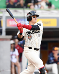 [포토]SSG 추신수, 롯데 반즈 상대 안타