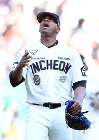 [포토]세리머니 하는 SSG 선발 엘리아스