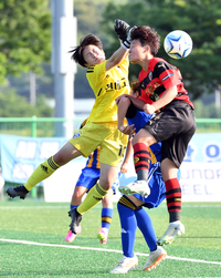 [포토]‘골키퍼와 공중볼 다투는 이민서’