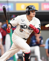 [포토]롯데 반즈 상대 안타 뽑아내는 SSG 추신수