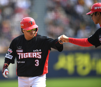 KIA 주장 김선빈, 결국 엄지 골절상…4주간 재활 필요 [공식발표]
