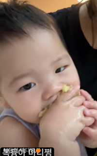 홍현희♥제이쓴 아들 준범, 최초 볼살 통통 복숭아 먹방..母먹성 그대로(홍쓴TV)