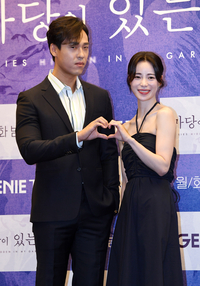 [포토]함께 하트 만들어 보이는 최재림-임지연