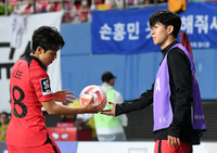 [포토]이강인에게 공 건네는 손흥민