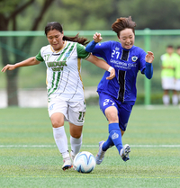 [포토]볼 다투는 강원도립대 김민경과 위덕대 김륜경