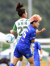 [포토]공중볼 다투는 강원도립대 이수민과 위덕대 김민지