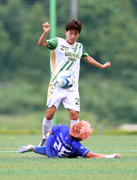 [포토]이수민의 태클을 피하는 전민주(위덕대-강원도립대)