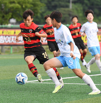 [포토]공 가로채는 포항여전고 이민서