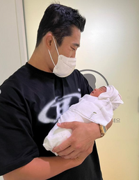 김동현, 생후 8일 ‘셋째 딸’ 첫 공개..딸바보 예약한 다정한 눈빛